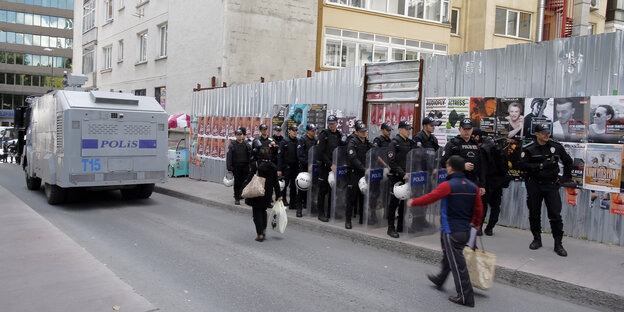 Wasserwerfer und Polizisten vor dem Cumhuriyet-Gebäude Wasserwerfer und Polizisten vor dem Cumhuriyet-Gebäude