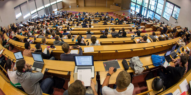 StudentInnen in einem Hörsaal StudentInnen in einem Hörsaal