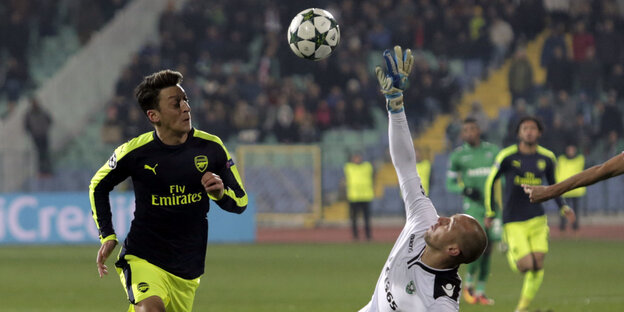 Mesut Özil überspielt Milan Borjan auf dem Weg zum 3:2 Mesut Özil überspielt Milan Borjan auf dem Weg zum 3:2