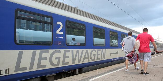 Ein Nachtzug der Österreichischen Bundesbahnen hält am Gleis.