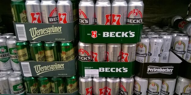 Paletten Dosenbier im Supermarkt Paletten Dosenbier im Supermarkt