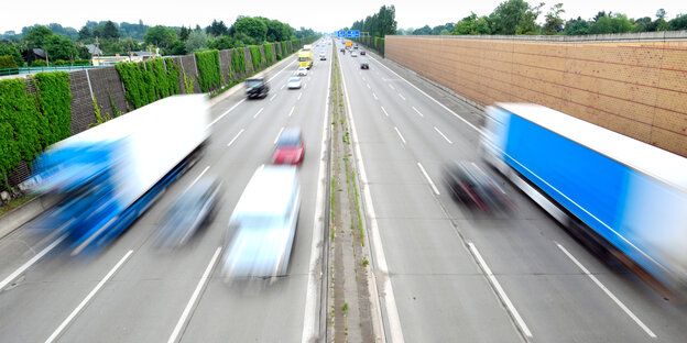 Verkehr auf der Autobahn Verkehr auf der Autobahn