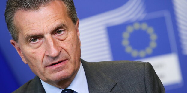 Günther Oettinger steht vor einer Europaflagge Günther Oettinger steht vor einer Europaflagge