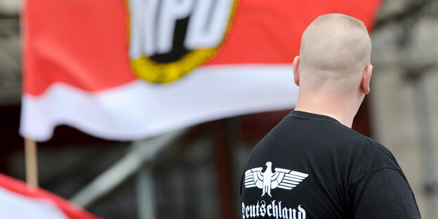Neonazis vor NPD-Fahne Neonazis vor NPD-Fahne