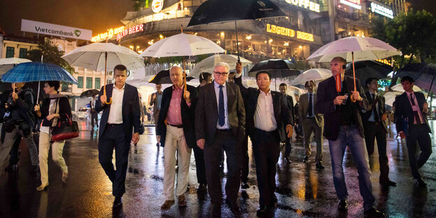 Frank-Walter Steinmeier läuft bei einem Besuch in Hanoi vor allen anderen Frank-Walter Steinmeier läuft bei einem Besuch in Hanoi vor allen anderen