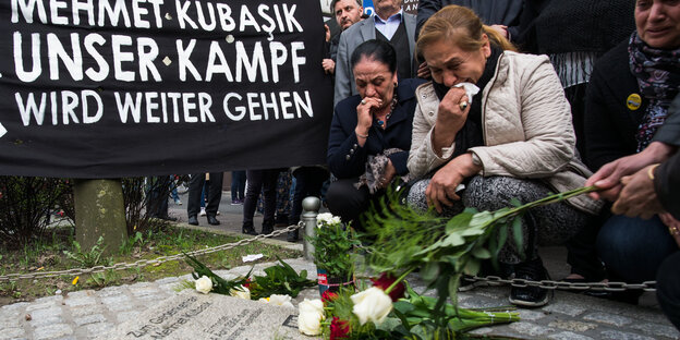 Die Witwe Elif Kubaşık und weitere Menschen knien vor einer Gedenktafel für Mehmet Kubaşık Die Witwe Elif Kubaşık und weitere Menschen knien vor einer Gedenktafel für Mehmet Kubaşık