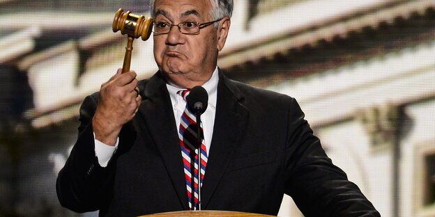 Barney Frank hält einen Hammer Barney Frank hält einen Hammer