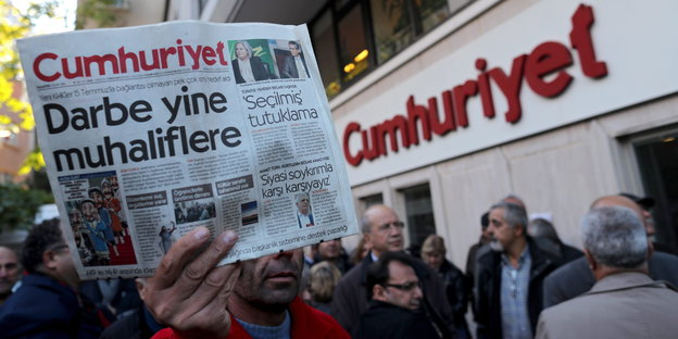 Demonstranten vor dem Zeitungshaus der Cumhuriyet in Istanbul
