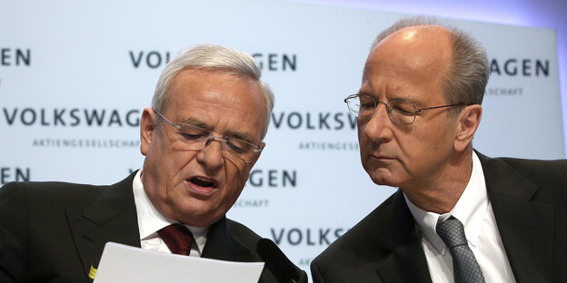 VW-CEOs Winterkorn und Pötsch beugen sich über ein Papier VW-CEOs Winterkorn und Pötsch beugen sich über ein Papier
