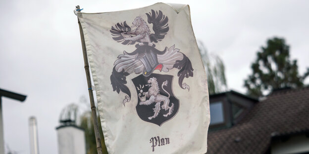 Flagge mit der Aufschrift "Plan" auf dem Grundstürkc eines bayerischen Reichsbürgers Flagge mit der Aufschrift "Plan" auf dem Grundstürkc eines bayerischen Reichsbürgers