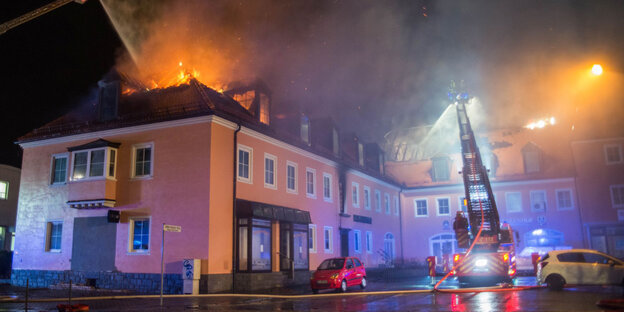 Ein Feuerwehraut vor einem brennenden Haus in Bautzen Ein Feuerwehraut vor einem brennenden Haus in Bautzen