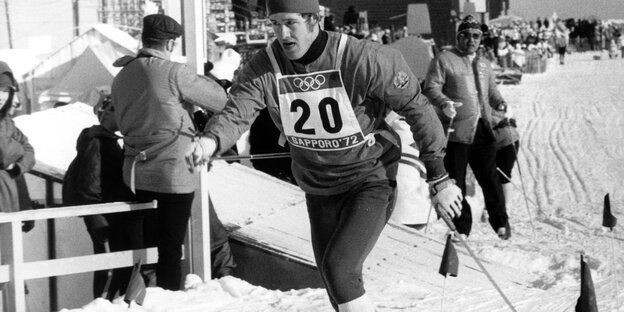 Altes Schwarz-Weiß-Bild von Ulrich Wehling beim Skilaufen 72 in Sapporo Altes Schwarz-Weiß-Bild von Ulrich Wehling beim Skilaufen 72 in Sapporo
