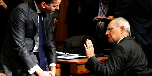 Bundesfinanzminister Wolfgang Schäuble hebt ablehnend die Hand, während er mit dem französischen Finanzminister und Eurogruppenpräsidenten Jeroen Djisselbloem spricht Bundesfinanzminister Wolfgang Schäuble hebt ablehnend die Hand, während er mit dem französischen Finanzminister und Eurogruppenpräsidenten Jeroen Djisselbloem spricht