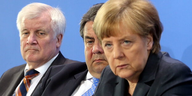 Horst Seehofer, Sigmar Gabriel und Angela Merkel blicken traurig Horst Seehofer, Sigmar Gabriel und Angela Merkel blicken traurig
