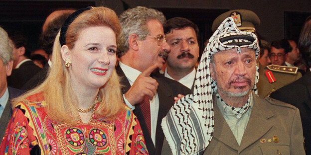 Jassir Arafat zusammen mit seiner Frau Suha bei einer öffentlichen Veranstaltung Jassir Arafat zusammen mit seiner Frau Suha bei einer öffentlichen Veranstaltung