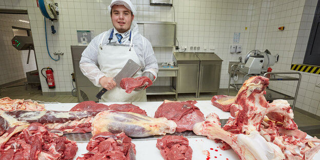 Fleischergeselle mit zerlegtem Rind Fleischergeselle mit zerlegtem Rind