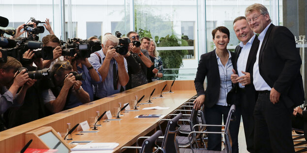 Eine große Gruppe von ournalisten fotografiert und filmt Frauke Petry, Georg Pazderski und Joerg Meuthen von der AfD bei einer Pressekonferenz Eine große Gruppe von ournalisten fotografiert und filmt Frauke Petry, Georg Pazderski und Joerg Meuthen von der AfD bei einer Pressekonferenz