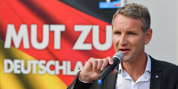 Höcke vor Plakat mit der Aufschrift „Mut zu Deutschland“