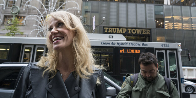 Porträt Conway vor Trump Tower Porträt Conway vor Trump Tower