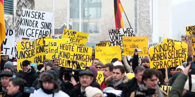Bärgida-Demonstranten in Berlin Bärgida-Demonstranten in Berlin