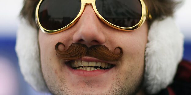 ein Mann mit Bart und Sonnenbrille ein Mann mit Bart und Sonnenbrille