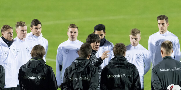 Jogi Löw umringt von der Nationalmannschaft Jogi Löw umringt von der Nationalmannschaft