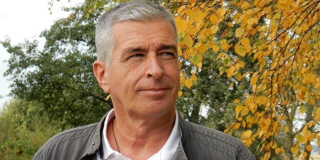 Jo Conrad neben gelb gefärbtem Laub Jo Conrad neben gelb gefärbtem Laub