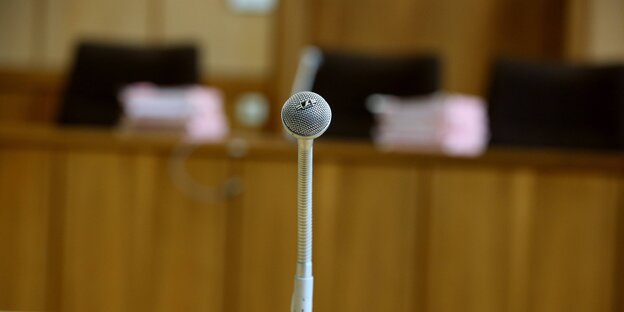 Mikrofon für den Zeugen im Gerichtszahl Mikrofon für den Zeugen im Gerichtszahl