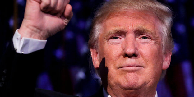 Trump reckt die Faust in die Höhe Trump reckt die Faust in die Höhe