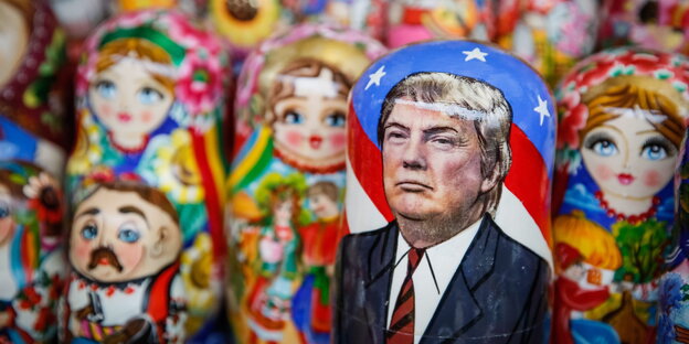 Matroschka-Puppen, dazwischen eine Trump-Figur Matroschka-Puppen, dazwischen eine Trump-Figur