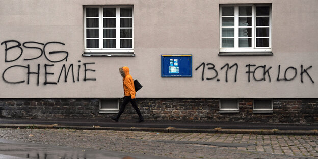 Auf einer Wand steht das Graffito: BSG Chemie, 19.11. Fuck Lok