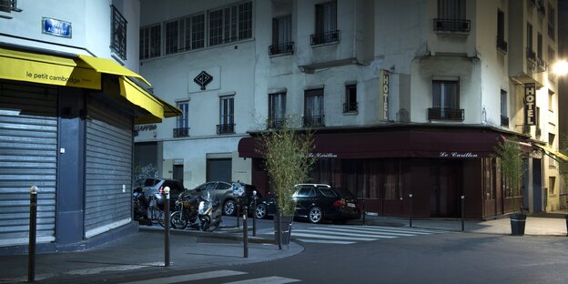 Eine düstere Straße in Paris, zwei geschlossene Eck-Cafés Eine düstere Straße in Paris, zwei geschlossene Eck-Cafés