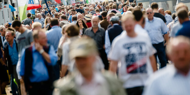 Viele Menschen laufen auf der Straße