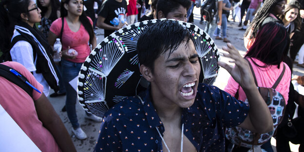 Ein junger Latino ruft etwas auf einer Demonstration gegen den neu gewählten US-Präsidenten Donald Trump