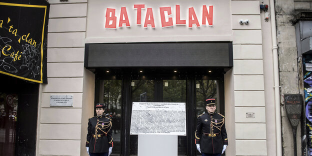 Zwei Uniformierte vor dem Eingang des „Bataclan“ Zwei Uniformierte vor dem Eingang des „Bataclan“