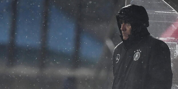 Jogi Löw sieht dem Spiel in San Marino zu, es regnet Jogi Löw sieht dem Spiel in San Marino zu, es regnet