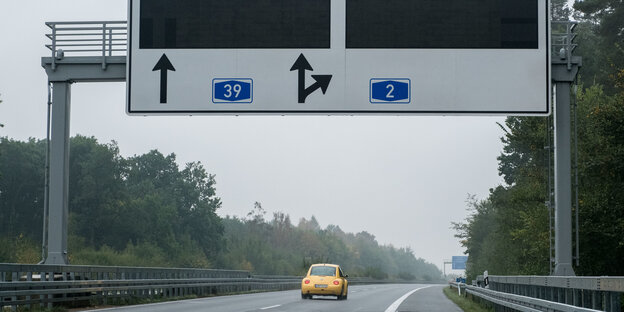 Auto auf der Autobahn. Auf dem Richtungsschild wird nichts angezeigt Auto auf der Autobahn. Auf dem Richtungsschild wird nichts angezeigt