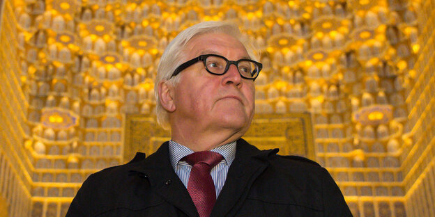 Porträt Steinmeier vor goldenem Hintergrund