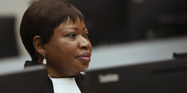 Fatou Bensouda sitzt in ihrer Arbeitskleidung vor Computerbildschirmen Fatou Bensouda sitzt in ihrer Arbeitskleidung vor Computerbildschirmen