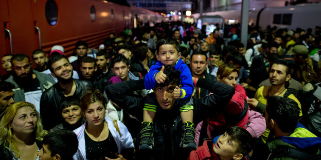 Flüchtlinge auf einem Bahnsteig im Münchner Hauptbahnhof Flüchtlinge auf einem Bahnsteig im Münchner Hauptbahnhof