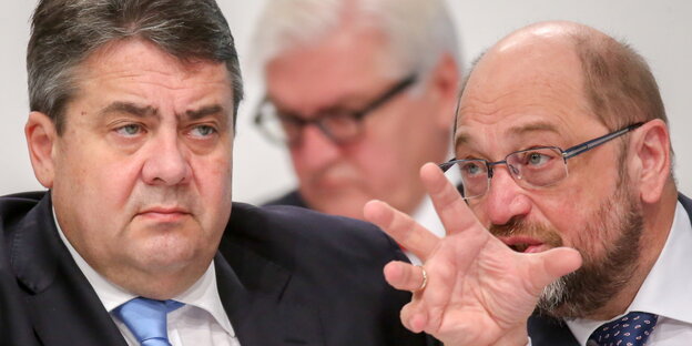 Sigmar Gabriel und Martin Schulz unterhalten sich, im Hintergrund sitzt Frank-Walter Steinmeier Sigmar Gabriel und Martin Schulz unterhalten sich, im Hintergrund sitzt Frank-Walter Steinmeier