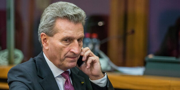 Günther Oettinger telefoniert Günther Oettinger telefoniert