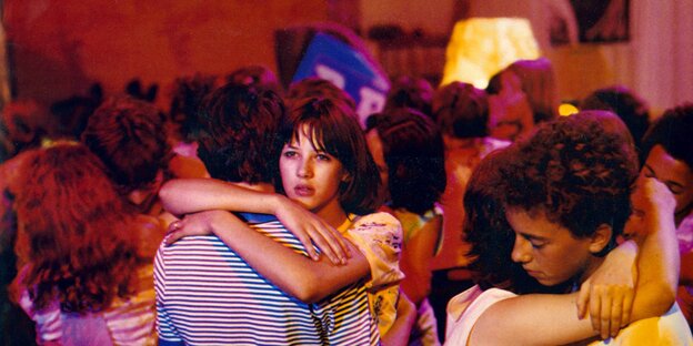 Szene aus La Boum: Sophie Marceau tanzt eng umschlungen mit einem Jungen, daneben ein anderes eng umschlungenes Pärchen Szene aus La Boum: Sophie Marceau tanzt eng umschlungen mit einem Jungen, daneben ein anderes eng umschlungenes Pärchen