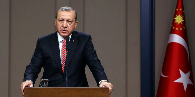Erdogan an einem Rednerpult Erdogan an einem Rednerpult