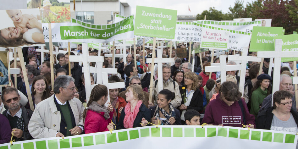 Die Masken für die Person mit dem Honig von den Spuren von den Pickeln