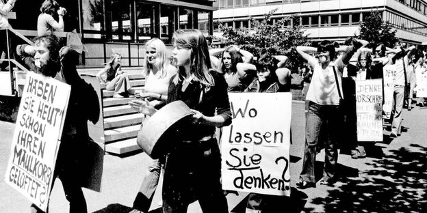 Schwarz-weiß Bild mit demonstrierenden Studenten Schwarz-weiß Bild mit demonstrierenden Studenten