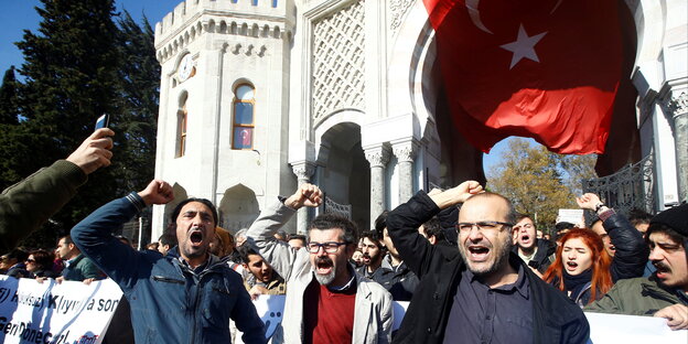 Demonstranten rufen Slogans gegen die Säuberungen in der Türkei Demonstranten rufen Slogans gegen die Säuberungen in der Türkei