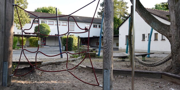 Ein Klettergerüst auf einem leeren Kinderspielplatz Ein Klettergerüst auf einem leeren Kinderspielplatz