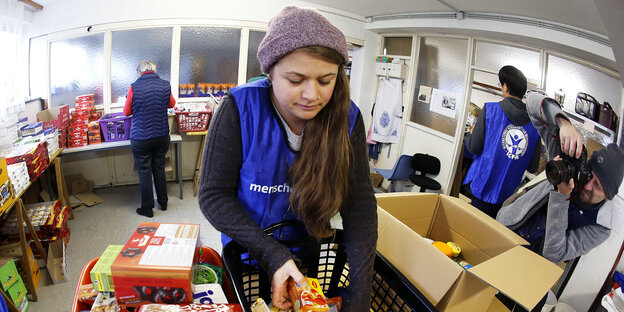 Eine Mitarbeiterin von Human Rights verpackt in Frankfurt am Main Hilfsgüter für den Nordirak Eine Mitarbeiterin von Human Rights verpackt in Frankfurt am Main Hilfsgüter für den Nordirak