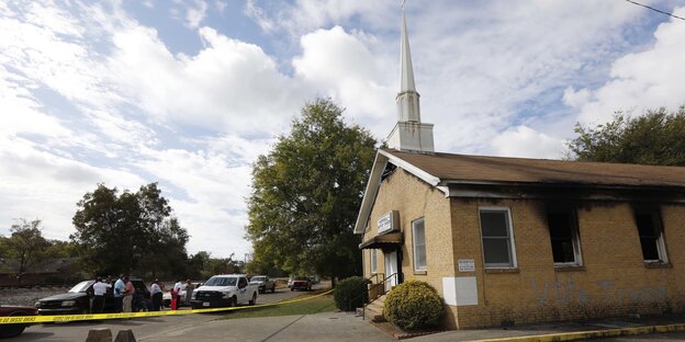 Das Gebäude der baptistischen Kirche in Greenvill ist mit einem "Vote Trump"-Schriftzug beschmiert und nach dem Feuer mit Flatterband abgesperrt Das Gebäude der baptistischen Kirche in Greenvill ist mit einem "Vote Trump"-Schriftzug beschmiert und nach dem Feuer mit Flatterband abgesperrt